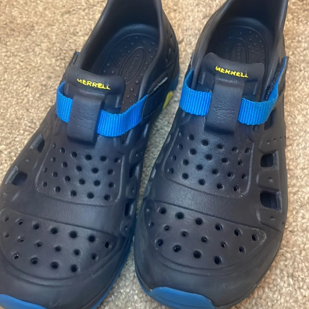 Boys Merrell swim shoes blue size 3